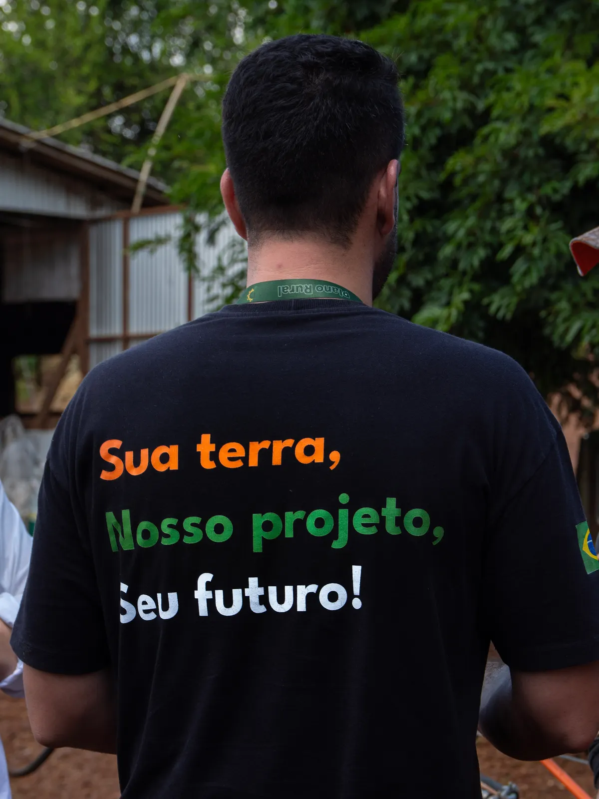 Camiseta com o lema: Sua terra, nosso projeto, seu futuro!