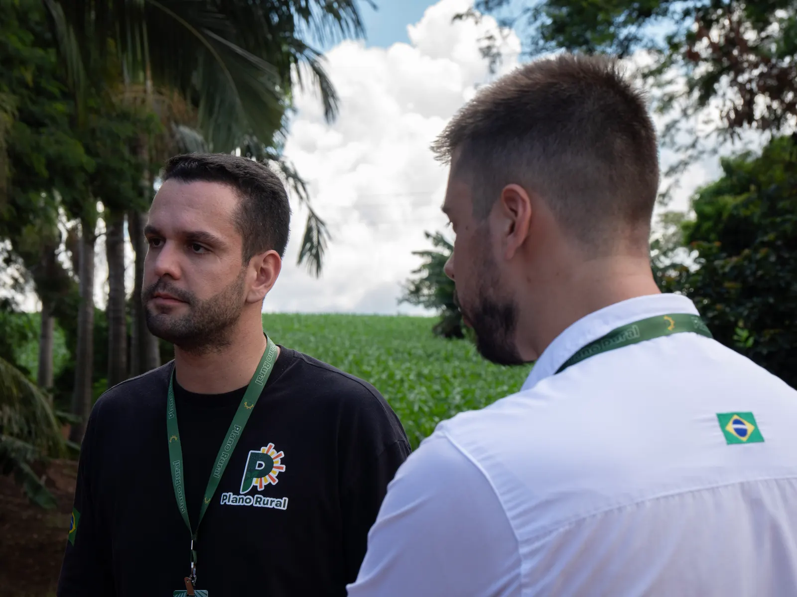 Equipe em visita técnica ao lado da lavoura